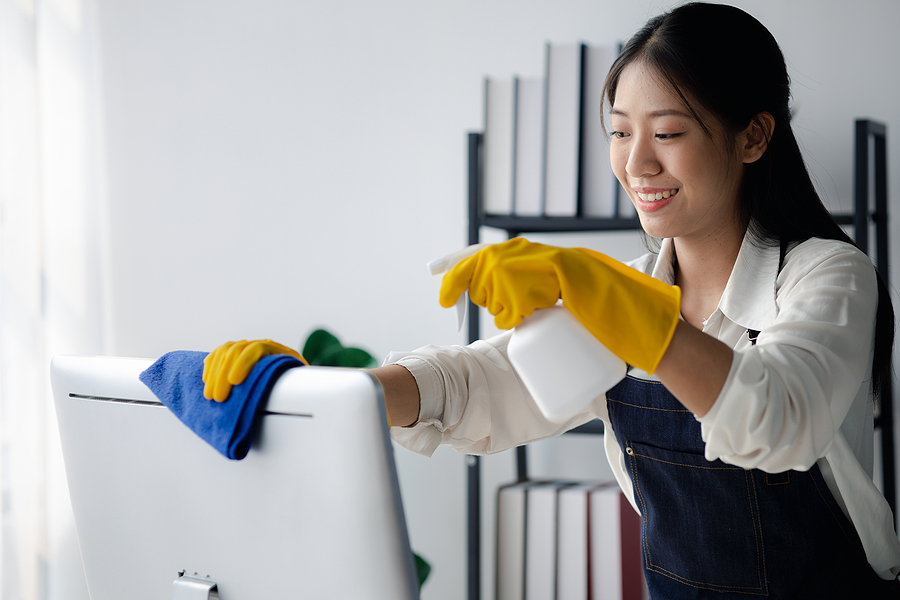 How Do Professional Cleaners Clean Offices?